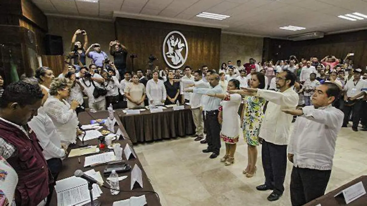 Acapulco - Toman protesta a secretarios de Adela